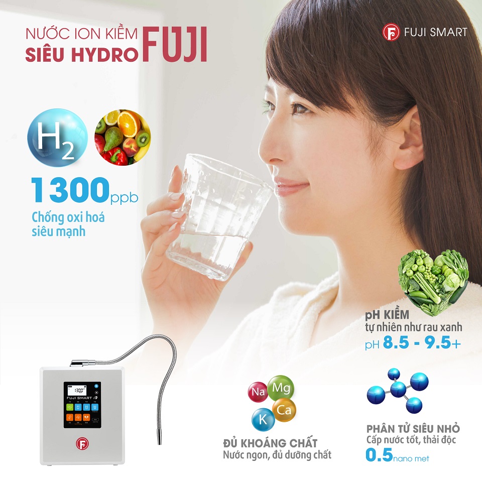 cô gái uống nước ion kiềm siêu hydrogen